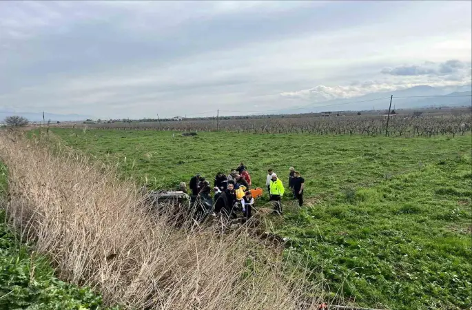 Manisa’da otomobil tarlaya uçtu: 2 yaralı
