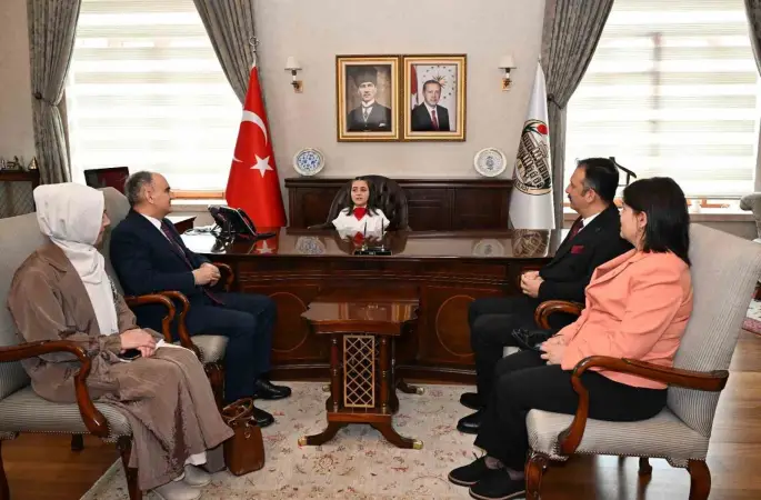 Manisa’da Valilik makamı minik Mehlika’ya emanet
