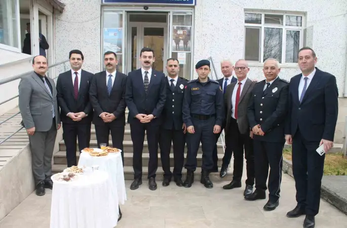 Manyas’ta polis haftası kapsamında pasta kesildi

