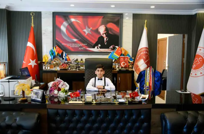 Mardin Cumhuriyet Başsavcısı Akbulut makamını 23 Nisan için öğrenciye emanet etti
