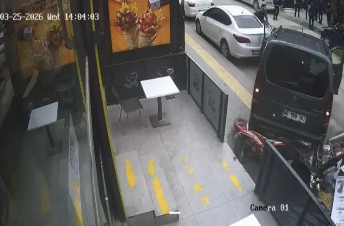 Mardin’de geri manevra yapan araç motosikletlere çarptı
