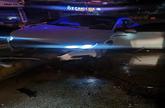 Mardin’de otomobil refüje çarptı: 2 yaralı
