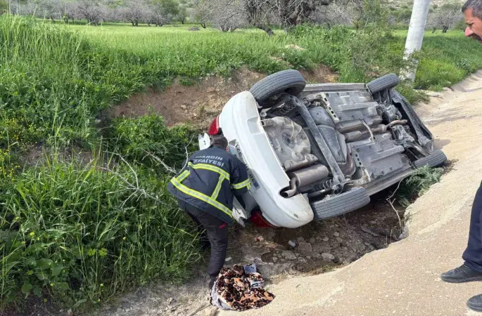 Mardin’de otomobil yol kenarına devrildi: 5 kişi yaralandı
