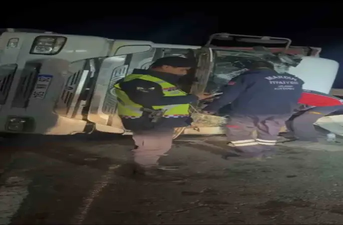 Mardin’de pet şişe yüklü tır devrildi: 1 yaralı
