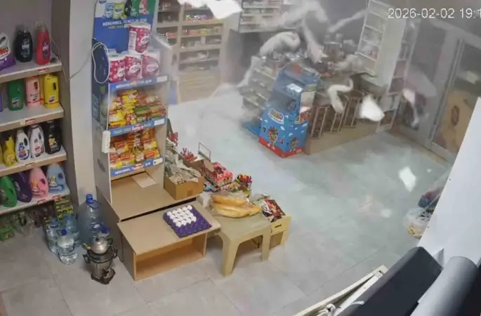 Market dolabı bomba gibi patladı: Korku dolu anlar güvenlik kamerasında
