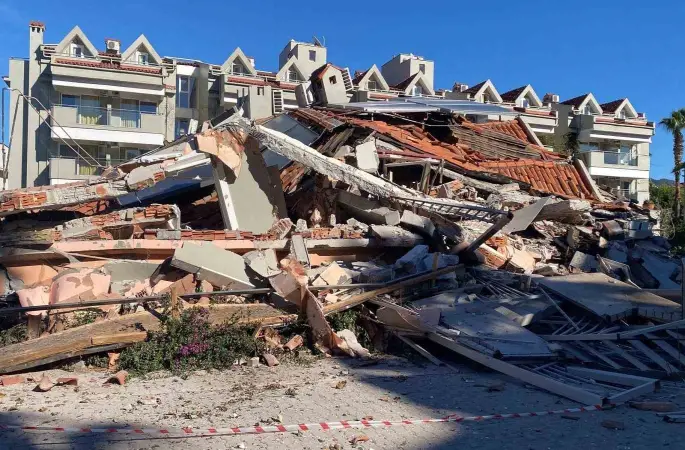 Marmaris’te güçlendirme çalışması yapılan apart otel çöktü
