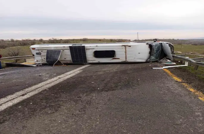 Mazıdağı-Derik karayolunda minibüs devrildi
