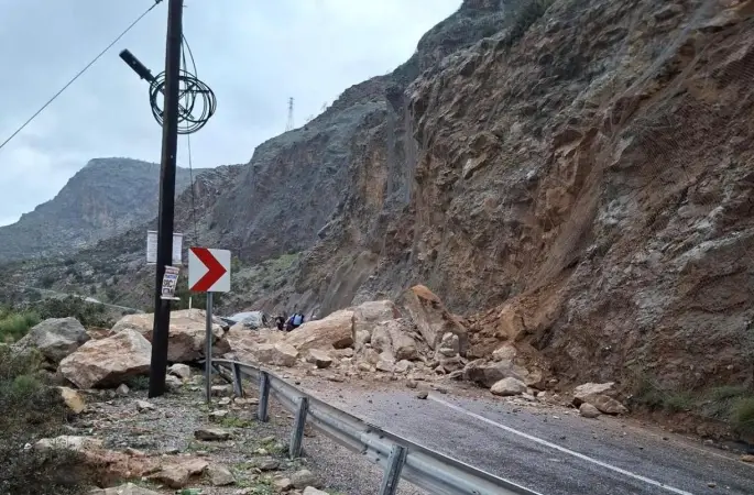 Mersin-Antalya karayolunda heyelan: Yol trafiğe kapandı, 1 yaralı
