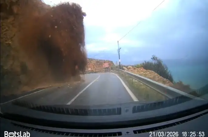 Mersin-Antalya yolundaki heyelan araç kamerasında
