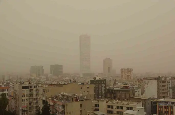 Mersin ve ilçelerinde toz taşınımı etkili oldu
