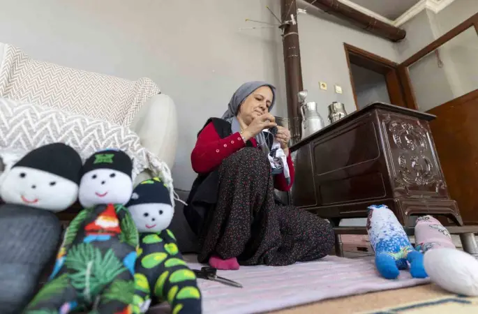Mersin’de evler atölyeye dönüştü: Kadınlar çoraptan oyuncak yapıyor
