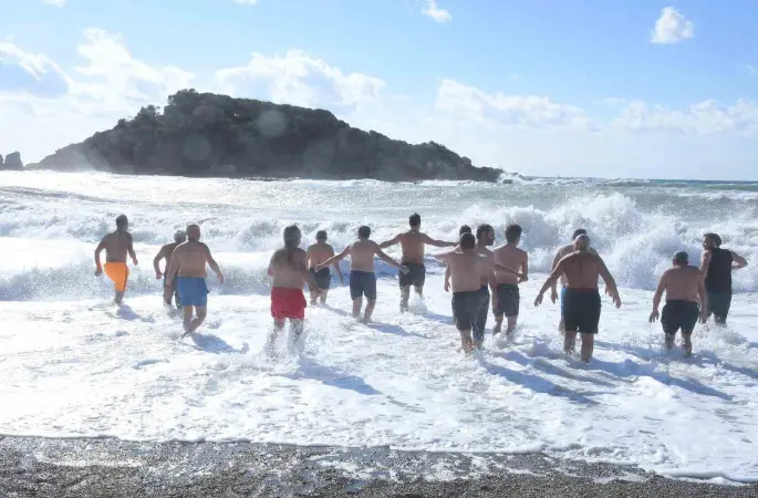 Mersin’de gelenek bozulmadı, yeni yılın ilk gününde denize girdiler
