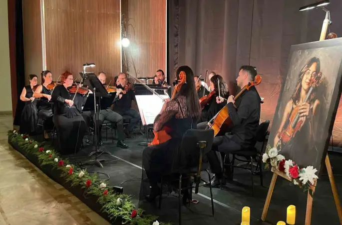 Mersin’de kazada hayatını kaybeden keman sanatçısı Laçin Akyol unutulmadı
