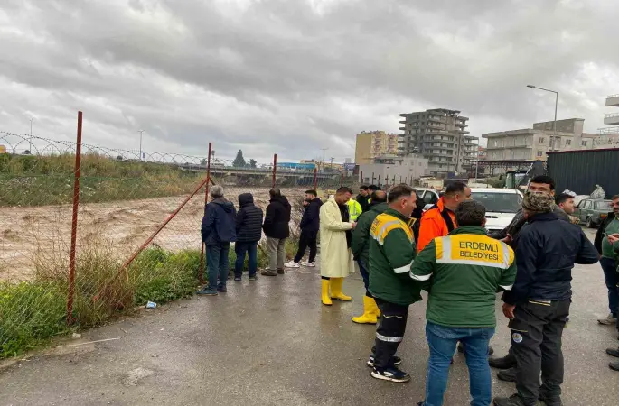 Mersin’de sağanak yağmur etkili oluyor
