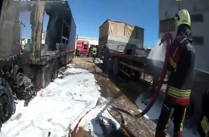 Mersin’de yangın, tırlar hurdaya döndü
