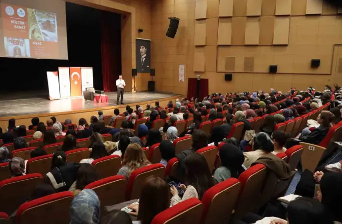 Mesleki tecrübelerini aday öğretmenlerle paylaştı
