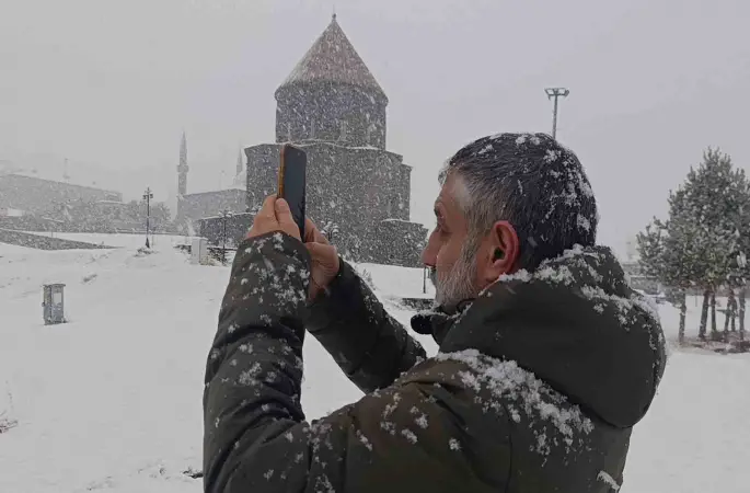 Meteoroloji uyarmıştı: Kars’ta yoğun kar yağışı başladı
