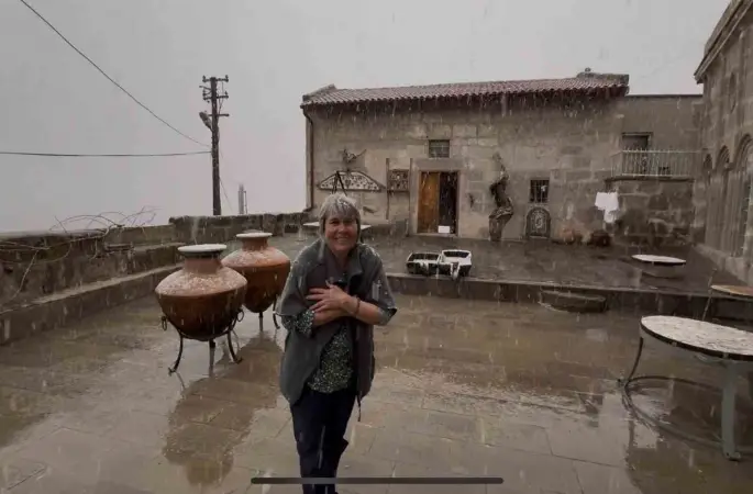 Meyve ağaçlarının çiçek açtığı Güzelyurt’ta kar yağışı

