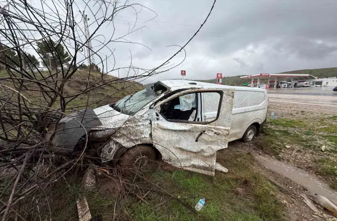 Midibüs şarampole girdi: 1 yaralı
