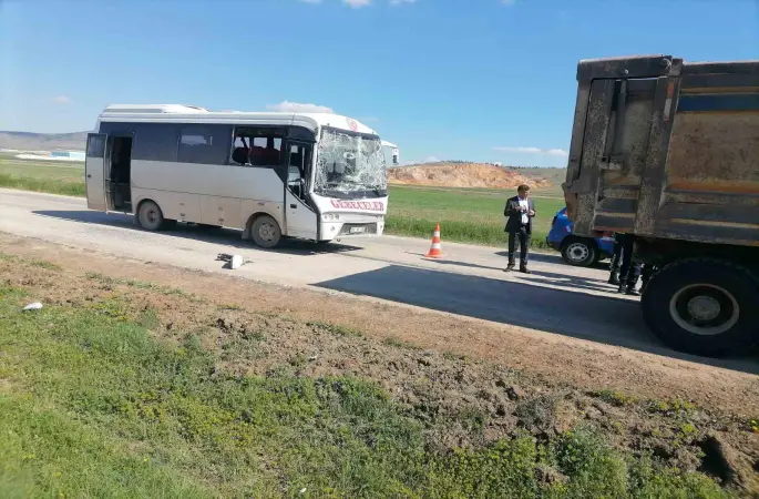 Midibüsün kamyona arkadan çarptığı kazada 3 kişi yaralandı
