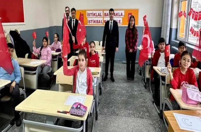 Mihalıççık’ta ilk ders ’Bayrak Sevgisi’ oldu
