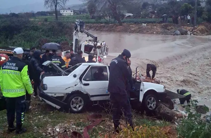 Milas’ta akarsuya düşen araçta bir kişi öldü
