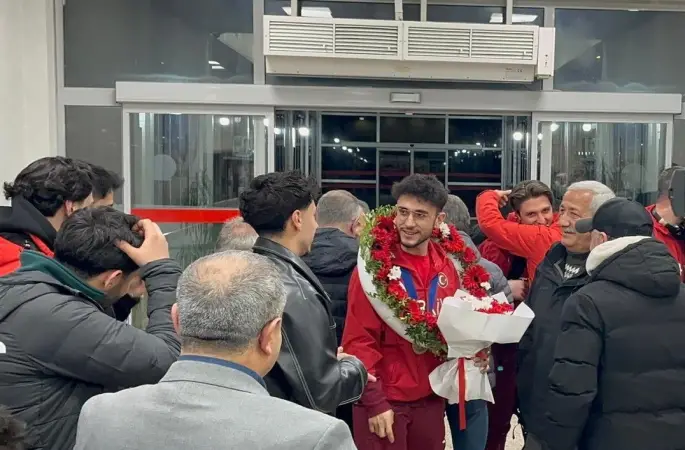 Milli sporcu Furkan Akar çiçeklerle karşılandı
