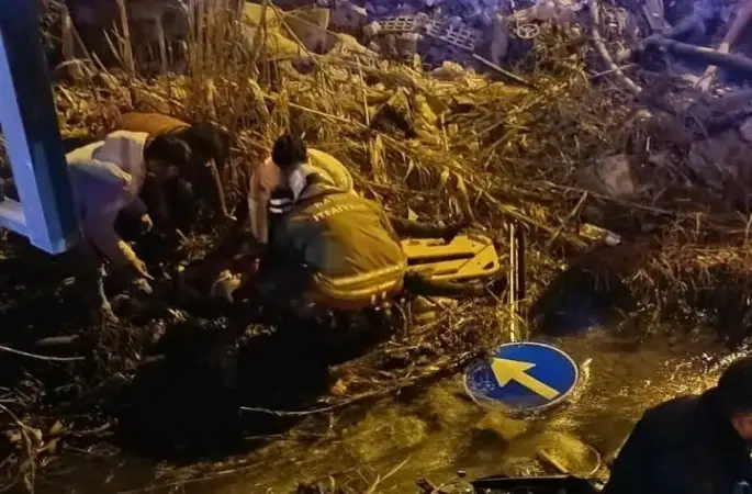 Minibüsle çarpışan motosiklet su kanalına devrildi: 2 kişi yaralandı
