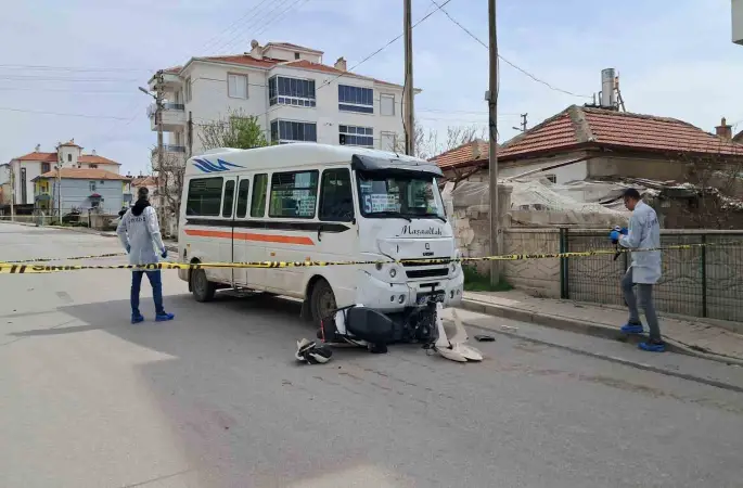 Minibüsün çarptığı elektrikli bisikletteki 2 çocuk ağır yaralandı
