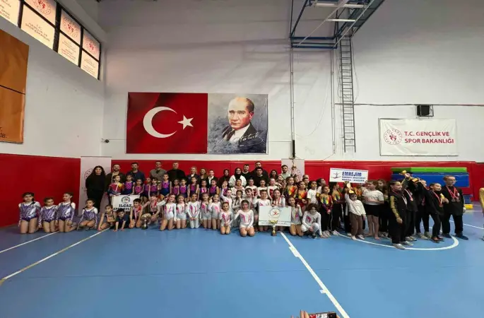 Minik cimnastikçilerden 23 Nisan için Alaşehir’de yarıştı
