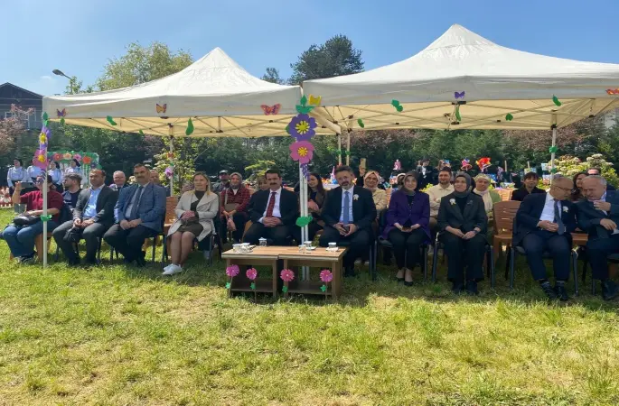 Minik öğrenciler hayallerini kağıda çizdi
