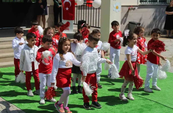 Minik öğrenciler polis abileri unutmadı
