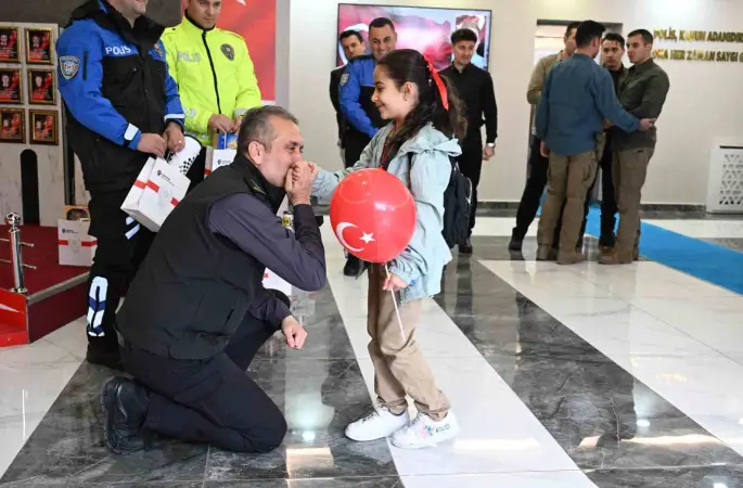 Minik öğrencilerden Emniyet Müdürlüğüne Polis Haftası ziyareti
