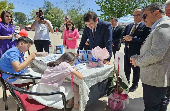 Minik yazarlar kitaplarını imzaladı
