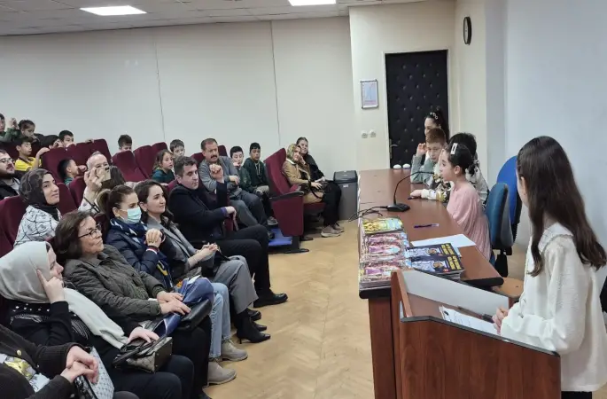 Minik yazarlardan büyük davranış: Kitaplarını sattılar, köy okuluna umut oldular
