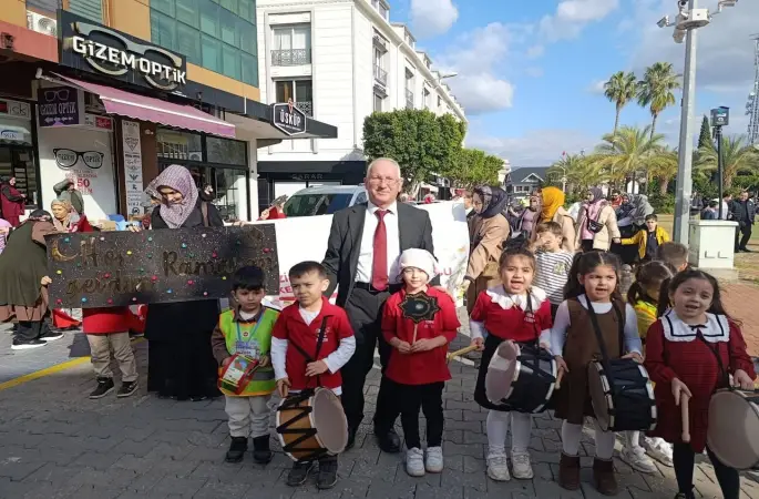 Miniklerden Ramazan davullarıyla renkli görüntüler oluşturdu
