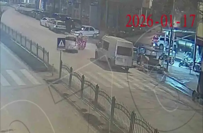 Motokuryenin otomobile çarparak savrulduğu kaza kamerada
