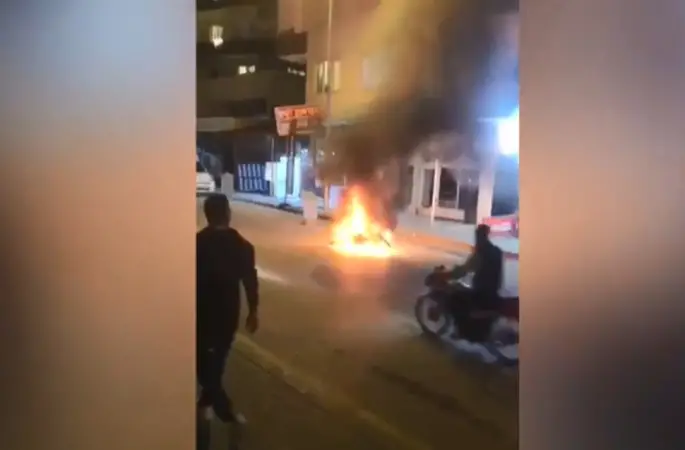 Motosiklet alev alev yandı
