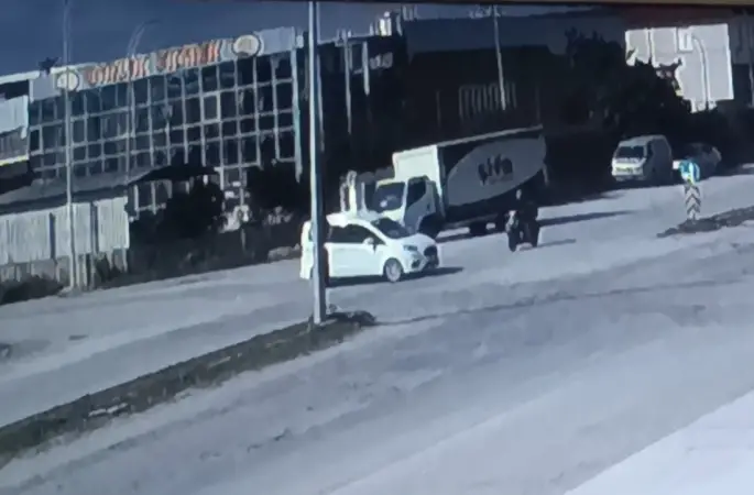 Motosiklet ile hafif ticari araç çarpıştı: 1 yaralı

