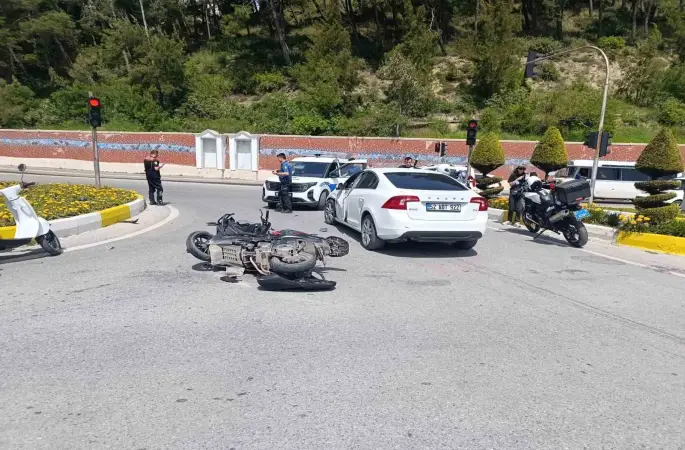 Motosiklet ile otomobil çarpıştı, 2 genç yaralandı
