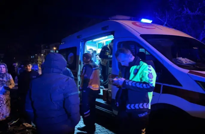 Motosiklet traktörün altında kaldı, sürücüsü araçtan atlayarak kurtuldu
