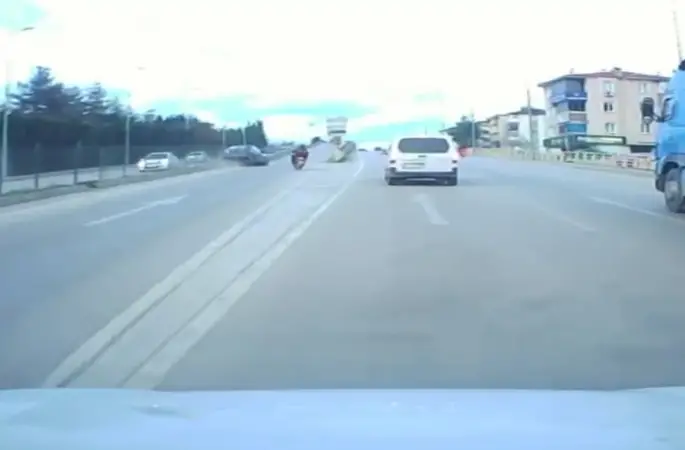 Motosiklete çarpmamak için direksiyonu kırdı, otomobil refüje çarptı
