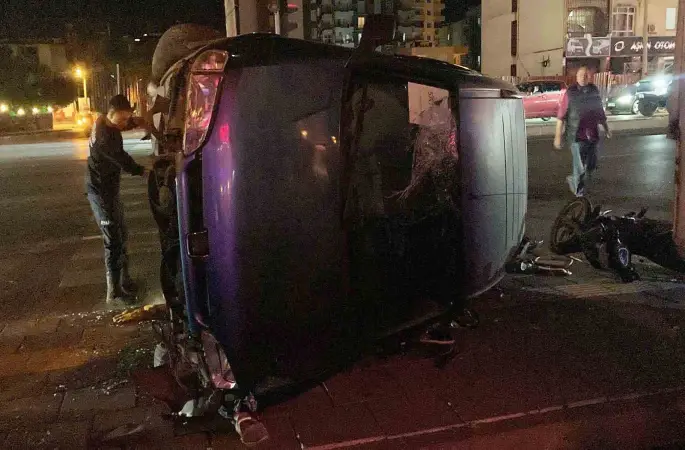 Motosikletle çarpışan hafif ticari araç devrildi: 3 yaralı
