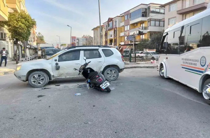 Motosikletle otomobil çarpıştı: 1 yaralı

