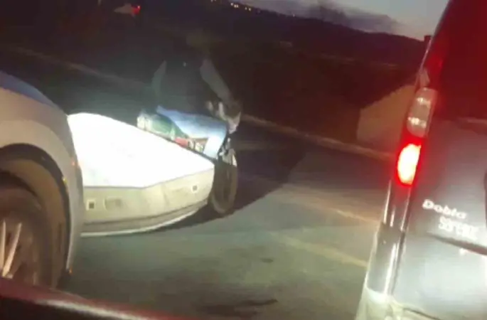 Motosikletle yatak taşıdı
