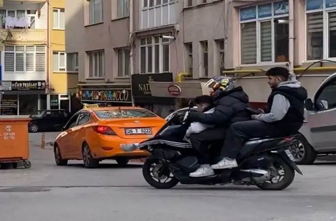 Motosiklette üç kişilik tehlikeli yolculuk
