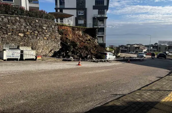 Mudanya’da yağmura dayanamayan istinat duvarı çöktü
