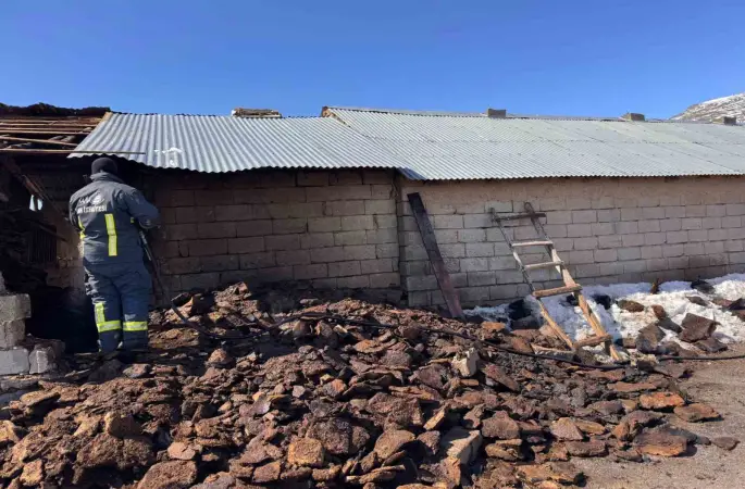 Muradiye’de ahır yangını
