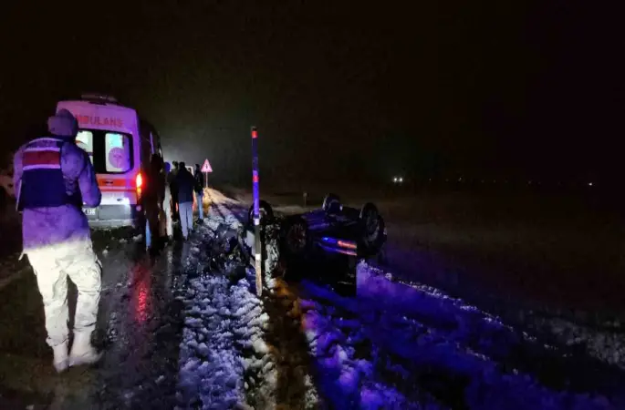 Muş-Erzurum yolunda takla atan otomobil şarampole yuvarlandı: 2 yaralı
