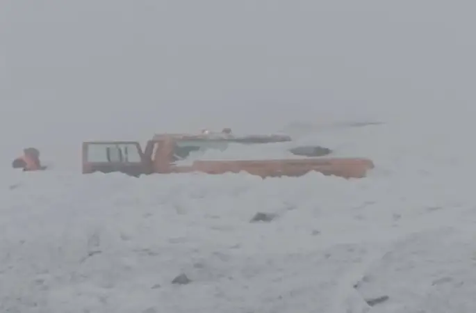 Muş-Kulp kara yolunda iş makinesinin üzerine çığ düştü
